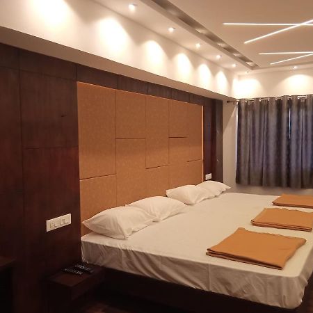 Hilltop Hotel Vālpārai Bagian luar foto