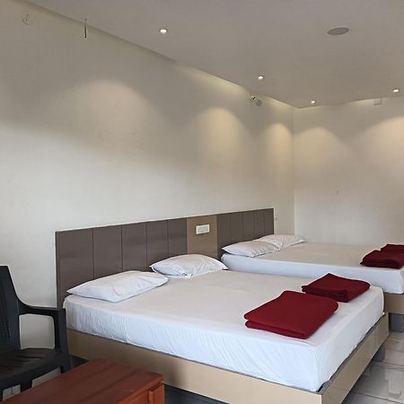 Hilltop Hotel Vālpārai Bagian luar foto