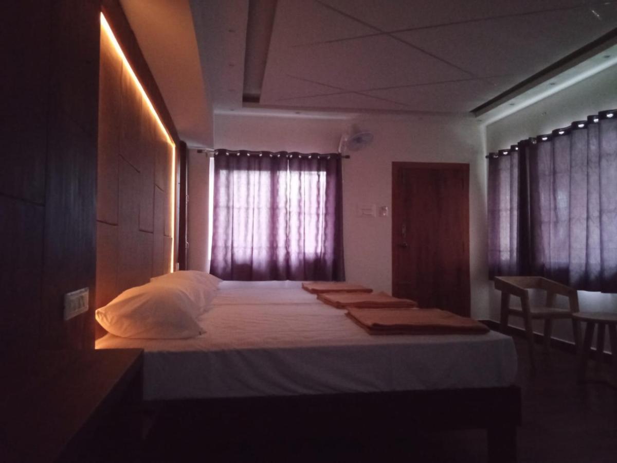 Hilltop Hotel Vālpārai Bagian luar foto