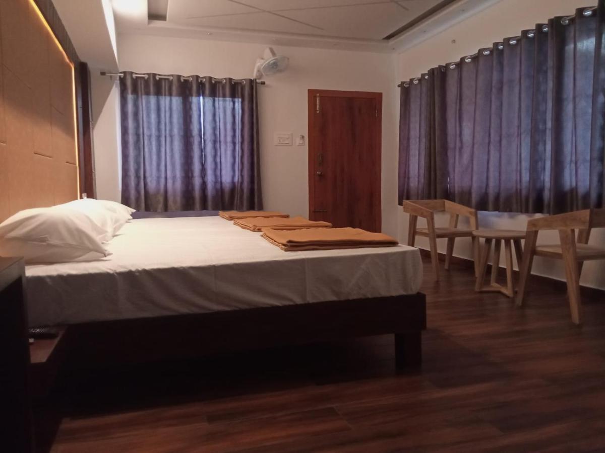 Hilltop Hotel Vālpārai Bagian luar foto