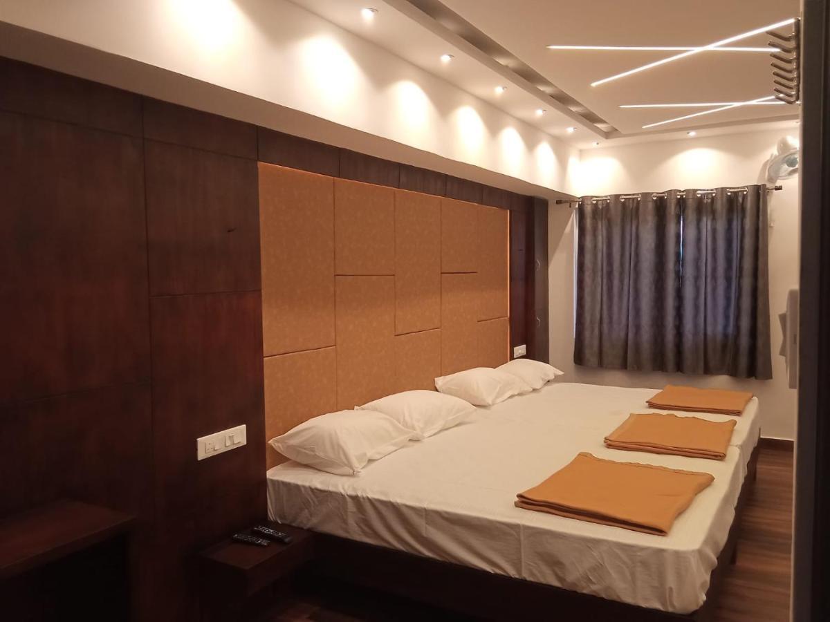 Hilltop Hotel Vālpārai Bagian luar foto