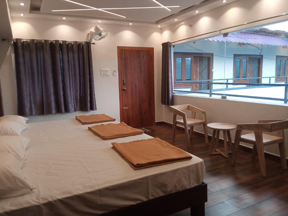 Hilltop Hotel Vālpārai Bagian luar foto