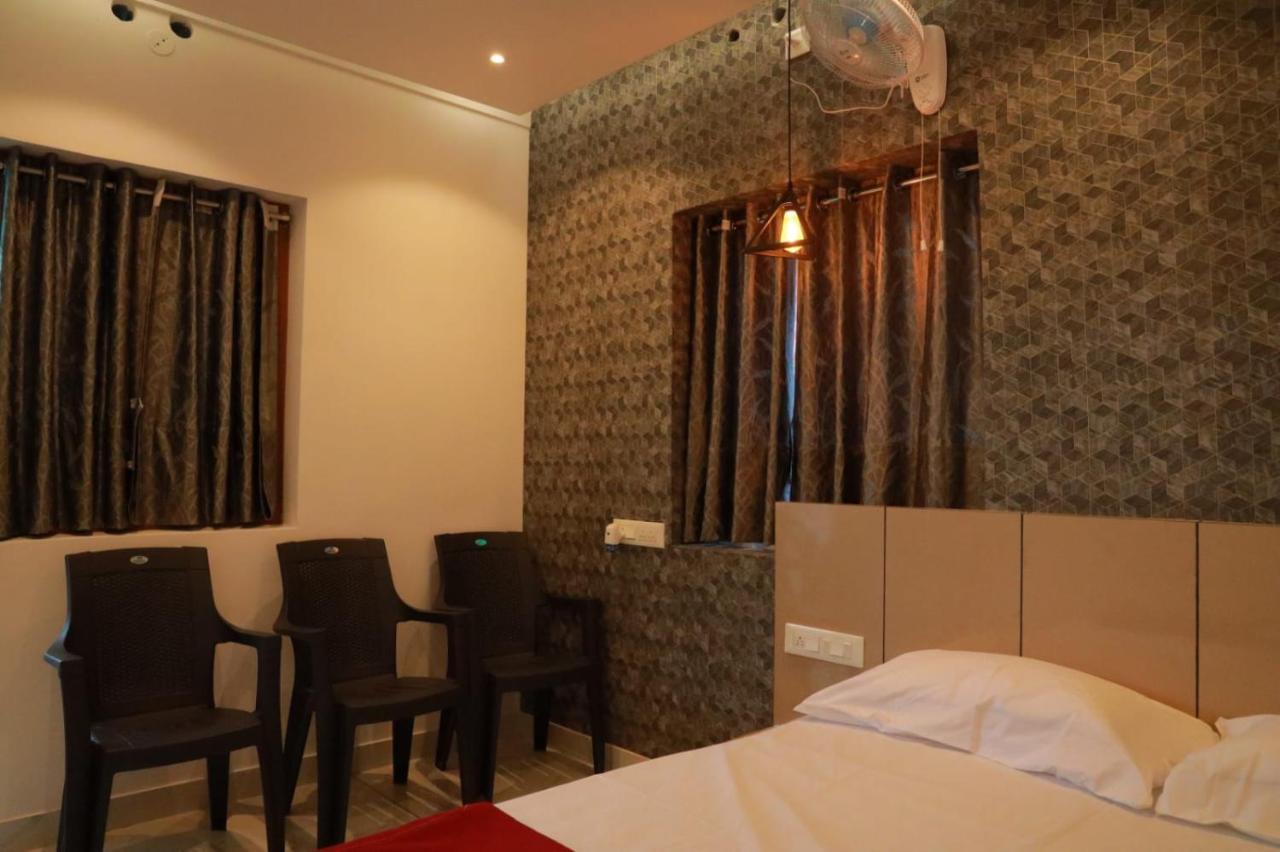 Hilltop Hotel Vālpārai Bagian luar foto
