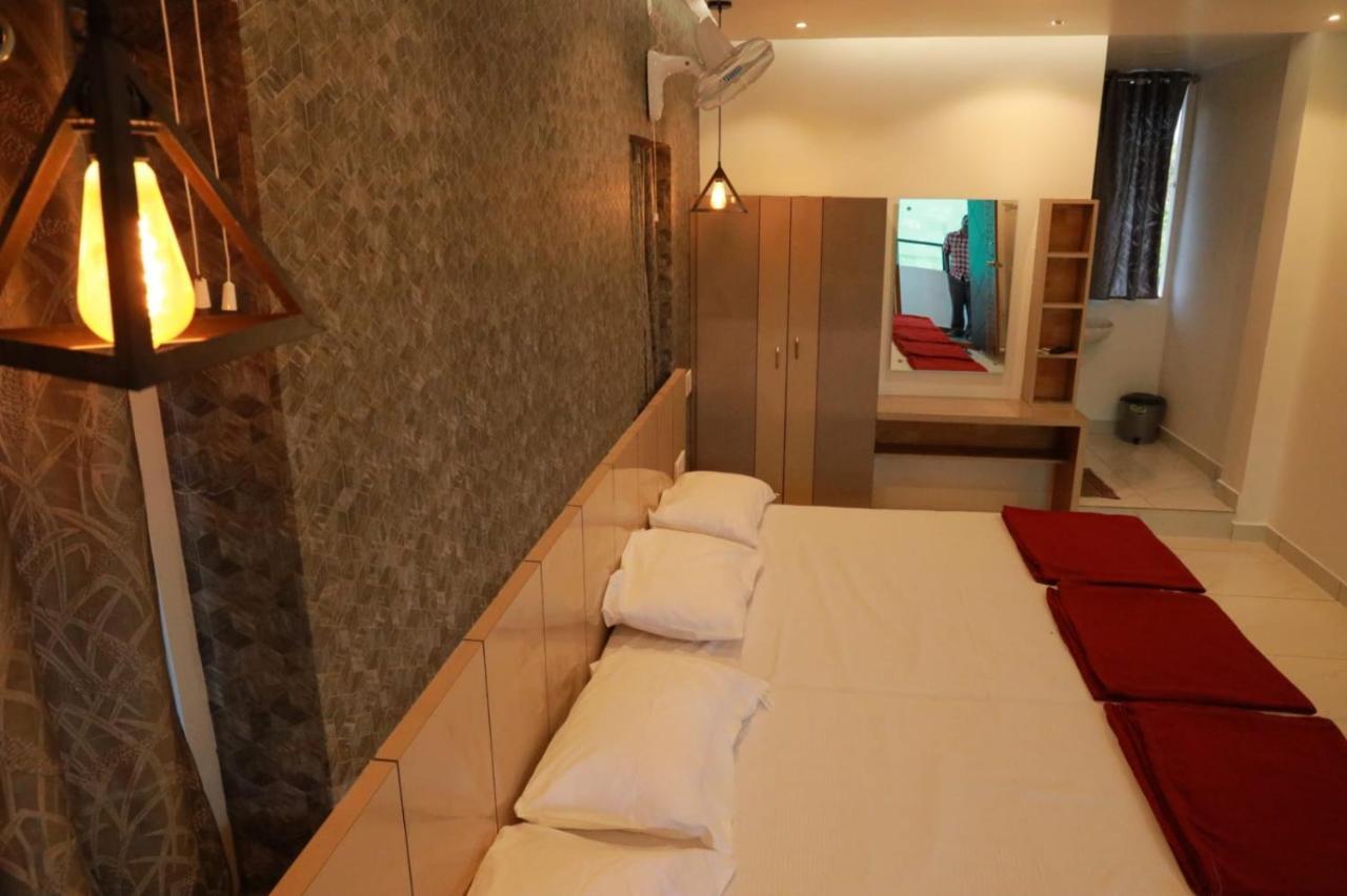 Hilltop Hotel Vālpārai Bagian luar foto
