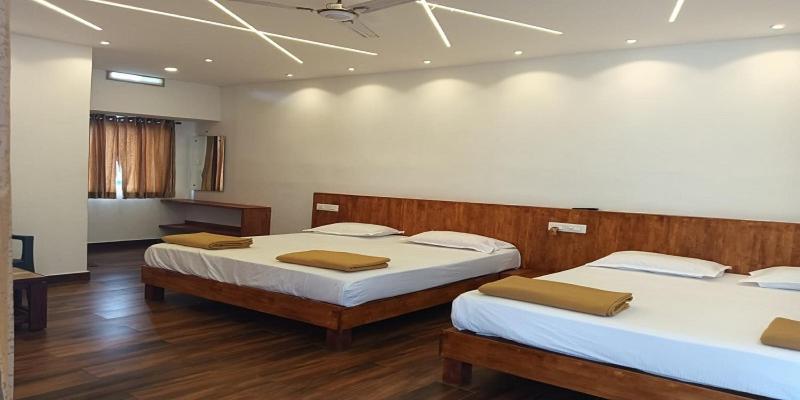Hilltop Hotel Vālpārai Bagian luar foto