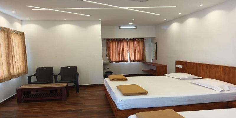 Hilltop Hotel Vālpārai Bagian luar foto