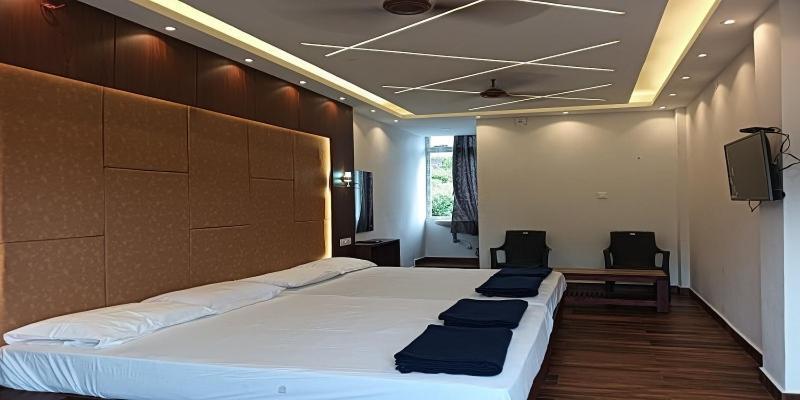 Hilltop Hotel Vālpārai Bagian luar foto