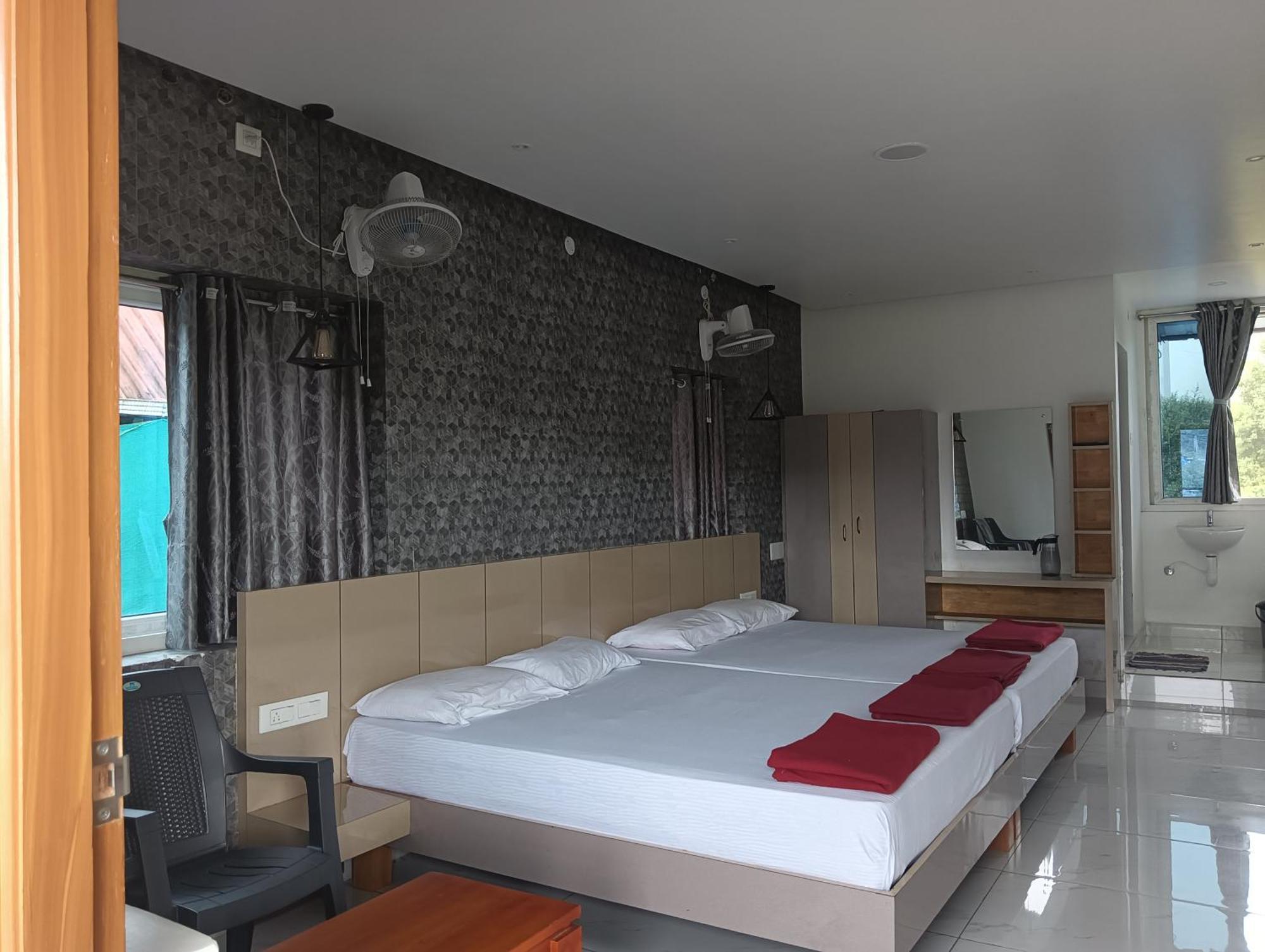 Hilltop Hotel Vālpārai Bagian luar foto