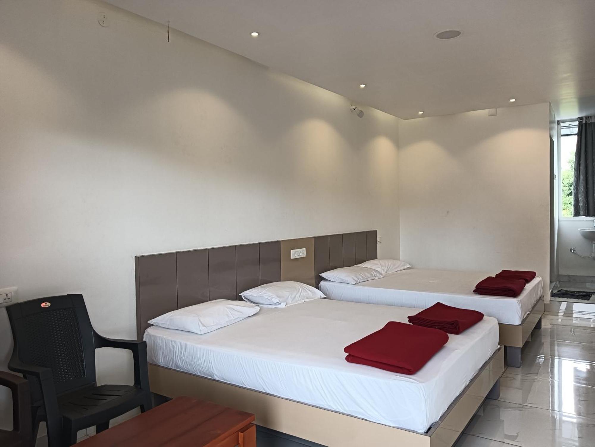 Hilltop Hotel Vālpārai Bagian luar foto