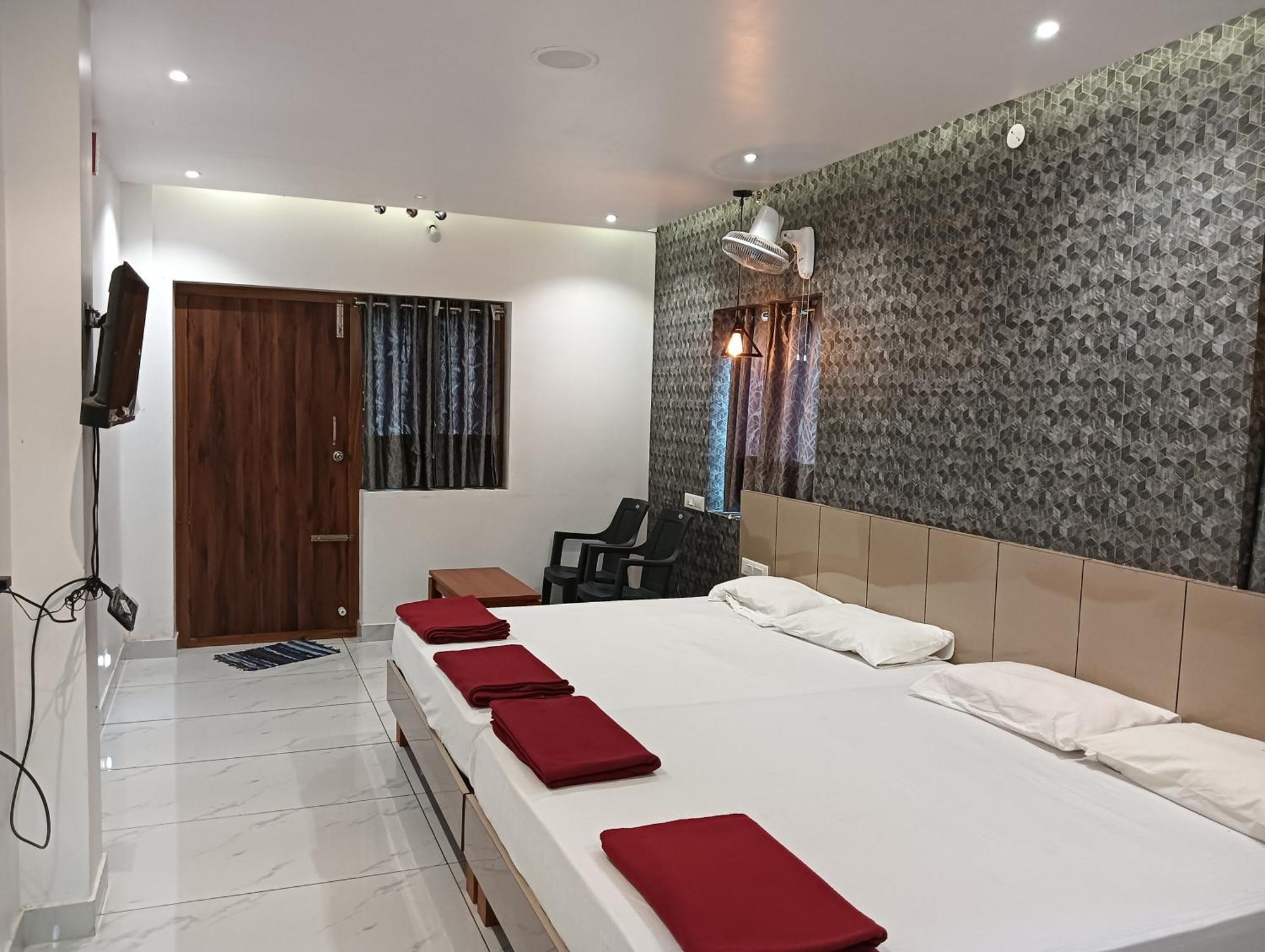 Hilltop Hotel Vālpārai Bagian luar foto