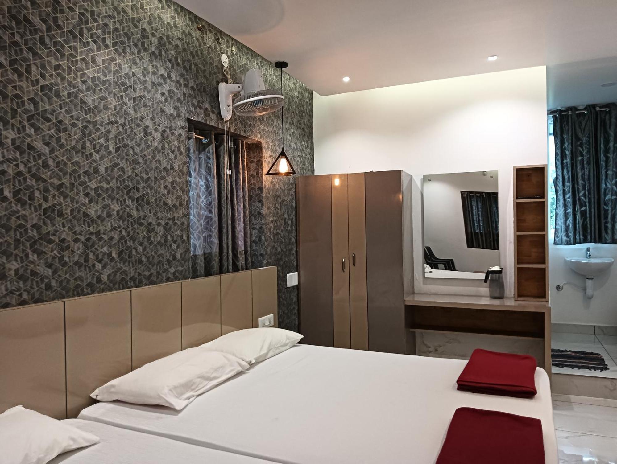 Hilltop Hotel Vālpārai Bagian luar foto
