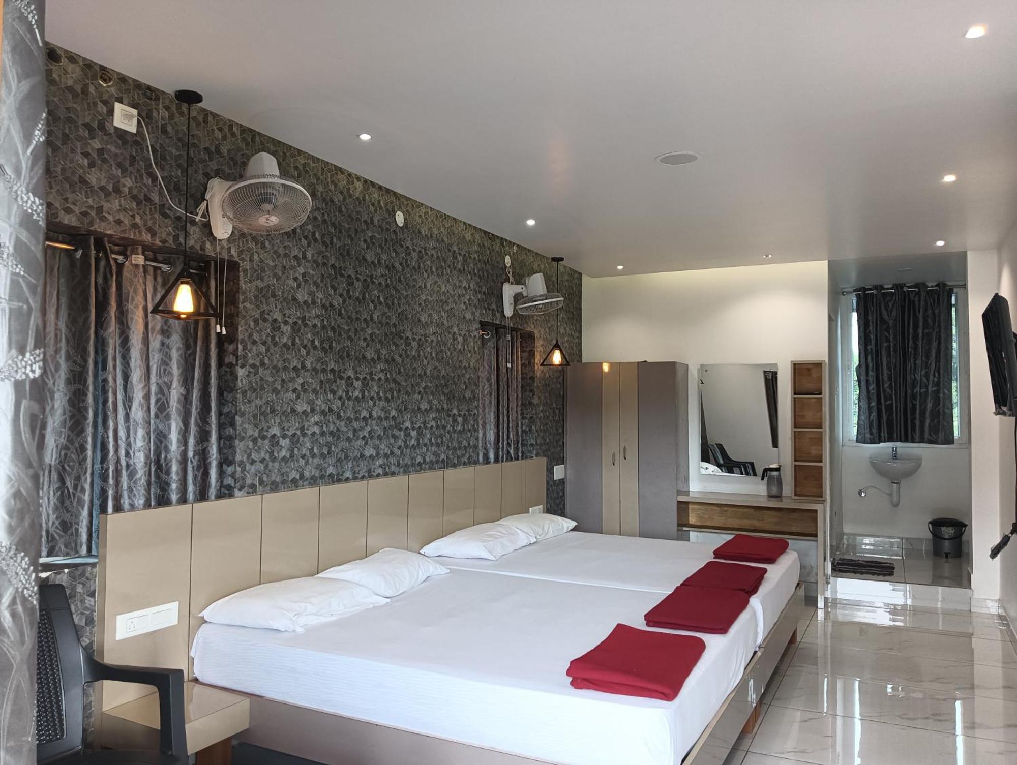 Hilltop Hotel Vālpārai Bagian luar foto
