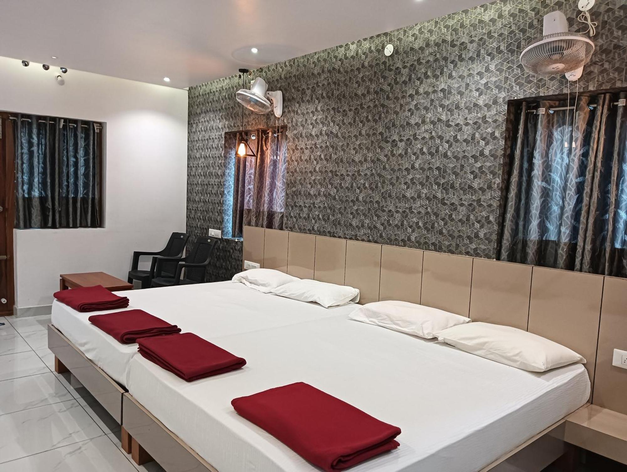 Hilltop Hotel Vālpārai Bagian luar foto