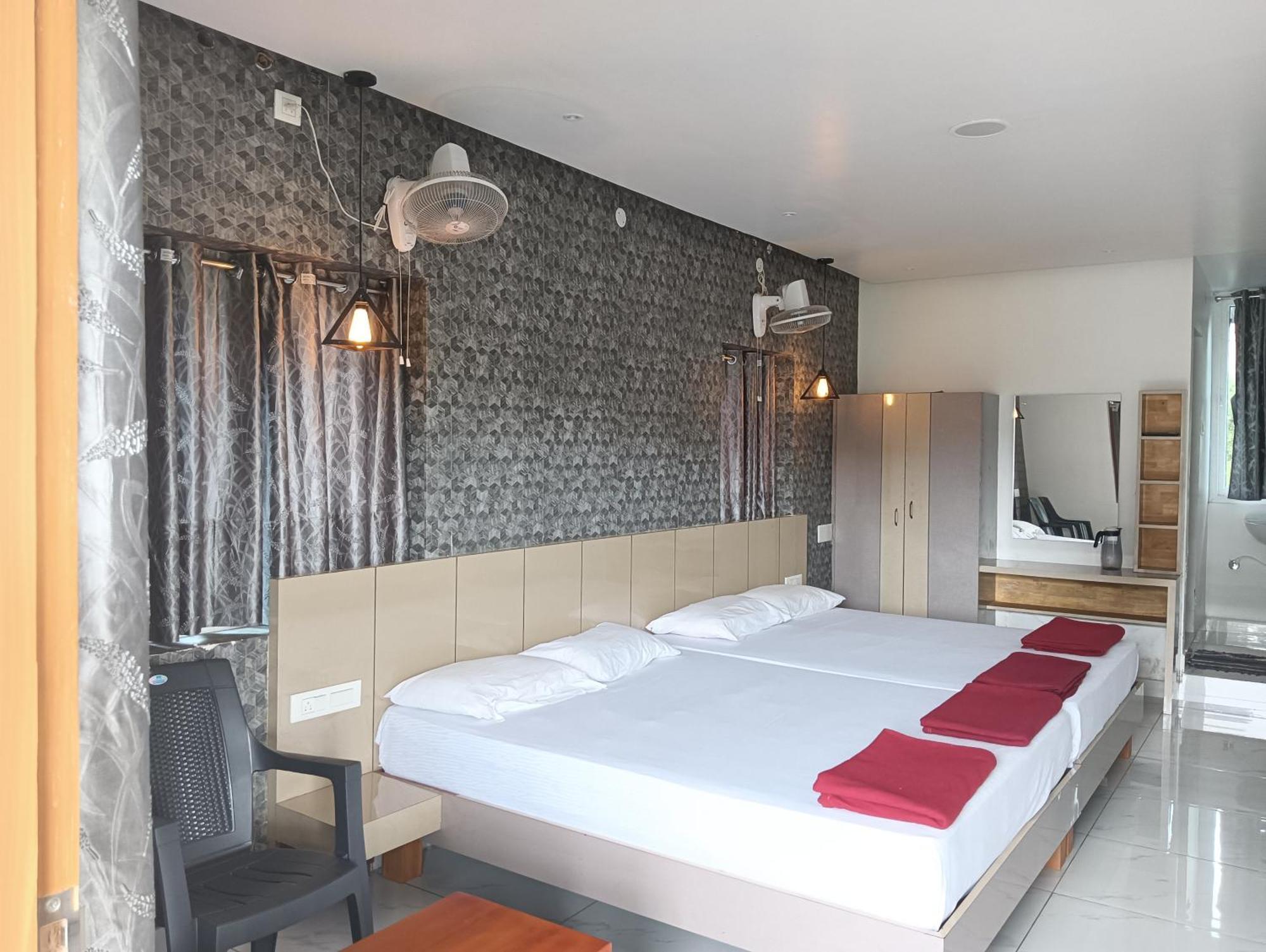 Hilltop Hotel Vālpārai Bagian luar foto